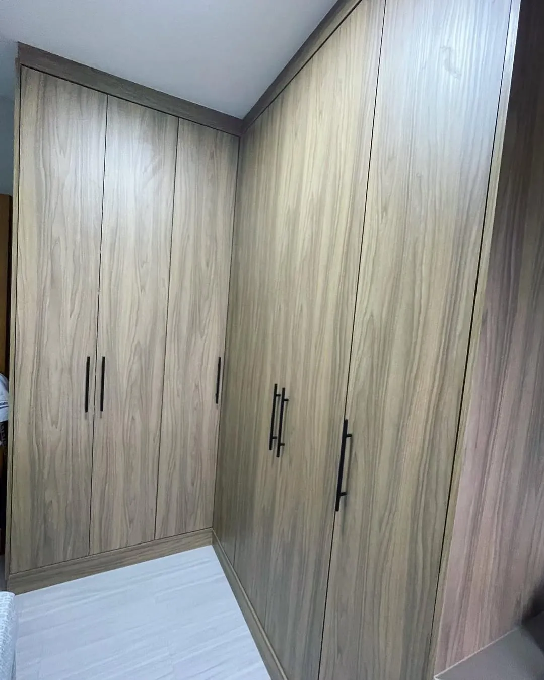 Roupeiro em MDF Branco Tx com externo amadeirado, da Lamitex Marcenaria